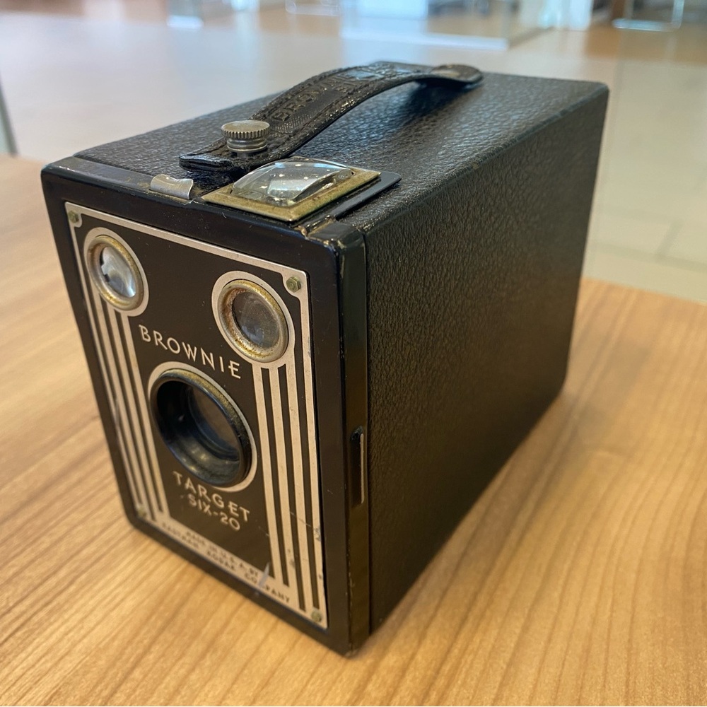 Vintage Target BROWNIE SIX-20 Camera Untested Eastman Kodak Company USA